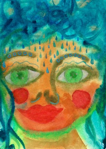 Aquarellgemälde eines stilisierten Gesichts mit warmer orangefarbener Haut, leuchtend grünen Augen, roten Wangen und einem großen roten Mund. Zu den blauen Details gehören lockiges Haar um das Gesicht herum, tropfenförmige Farbtropfen auf der Stirn und gemusterte Akzente über den Augen. Das Gemälde hat einen lockeren, ausdrucksstarken Stil mit sichtbaren Pinselstrichen und Farbverläufen. Watercolor painting of a stylized face, featuring a warm orange complexion, bright green eyes, red cheeks, and a large red mouth. Blue painted details include curly hair around the face, teardrop-shaped drips from the forehead and patterned accents above the eyes. The painting has a loose, expressive style with visible brushstrokes and color blending.
