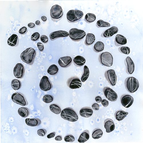 Dunkle, unterschiedlich große Steine mit weißen Linien liegen in einer spiralförmigen Anordnung auf einem hellblauen, mit frostähnlichen Mustern und kleinen weißen Blüten bedeckten Untergrund. Die Steine sind unregelmäßig geformt und wirken glatt. Dark, irregularly shaped stones with white lines are arranged in a spiral pattern on a light blue surface decorated with frost-like patterns and small white flowers. The stones appear smooth and vary in size.
