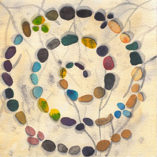 Aquarellzeichnung mit einer spiralförmigen Anordnung unterschiedlich großer, ovaler Farbflächen. Die Farbflächen variieren in Blau-, Grün-, Braun-, Gelb- und Rottönen. Im Hintergrund verlaufen graue, geschwungene Linien, die an angedeutete Pflanzen oder Treibgut erinnern. Der Untergrund ist in warmen Beigetönen gehalten und wirkt strukturiert.