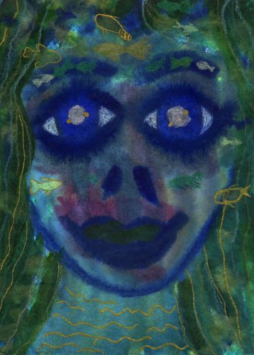 Ein Mixed Media Bild eines Gesichts in einer Unterwasserszene. Das Gesicht mit stilisierten Gesichtszügen in Blau- und Violetttönen wird von algenartigen Strängen in Grün und Gold umrahmt. Die Augen sind groß und blau, mit helleren, stilisierten Pupillen, die ein kleines goldenes Element enthalten. Der dunkelblaue Mund ist zu einem breiten Lächeln geformt. Um das Gesicht herum schwimmen verschiedene Fische in Gold, Grün und Grau im Wasser. Der Gesamteindruck ist skurril und ätherisch. A mixed-media illustration of a face in an underwater scene. The face, with stylized features in shades of blue and purple, is framed by seaweed-like strands of green and gold. The eyes are large and blue, with lighter, stylized pupils containing a small gold element. A dark blue mouth is shaped in a wide smile. Around the face, various fish of gold, green and grey float in the water. The overall impression is whimsical and ethereal.