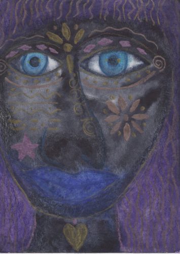 Nahaufnahme eines skurrilen Aquarells eines stilisierten Gesichts in einer dunkelgrauen und violetten Farbpalette. Das Gesicht ist mit dekorativen Elementen in Gold und Rosa verziert. Die großen, runden Augen sind hellblau, die Lippen sind tiefblau und das Haar, das das Gesicht umrahmt, ist wellig und violett. Auf der linken Wange befindet sich ein rosa Stern und am Hals ein goldenes Herz. Weitere dekorative Elemente sind kleine goldene blumenähnliche Motive, eine Blume auf der rechten Wange sowie verschiedene Wirbel und Linien. Close-up, whimsical watercolor painting of a stylized face with a dark gray and purple color palette. The face is decorated with decorative elements in gold and pink. The large, round eyes are light blue, the lips are a deep blue, and the hair framing the face is wavy purple. A pink star is on the left cheek, and a gold heart is on the neck. Other decorative elements include small gold flower-like designs, a flower on the right cheek, and various swirls and lines.
